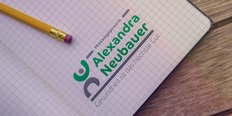 Karriertes Papier mit Logo Alexandra Neubauer