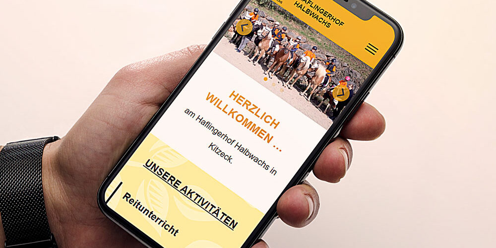 Webseite Haflingerhof auf einem Smartphone