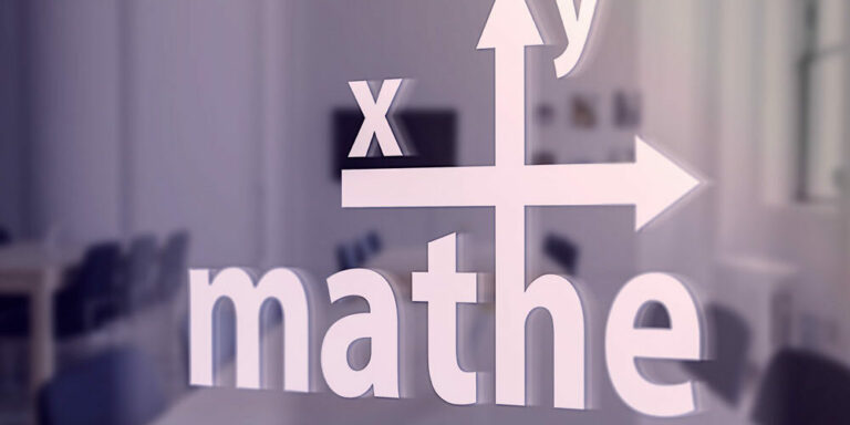 Logo Mathe xy auf einer Glasscheibe