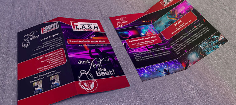 Zwei Flash-Entertainment Flyer aufgeklappt auf einem Holztisch