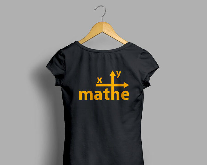 Schwarzes T-Shirt mit Mathe xy Logo in orange