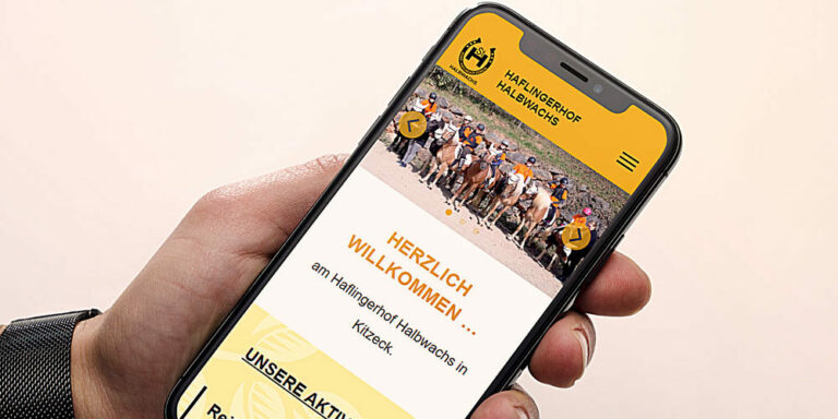 Webseite Haflingerhof auf einem Smartphone