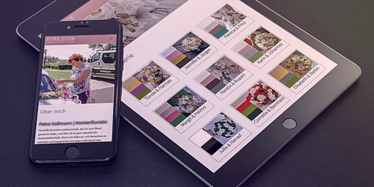 Tablett und Smartphone auf einer schwarzen Fläche mit Website Floraldesign