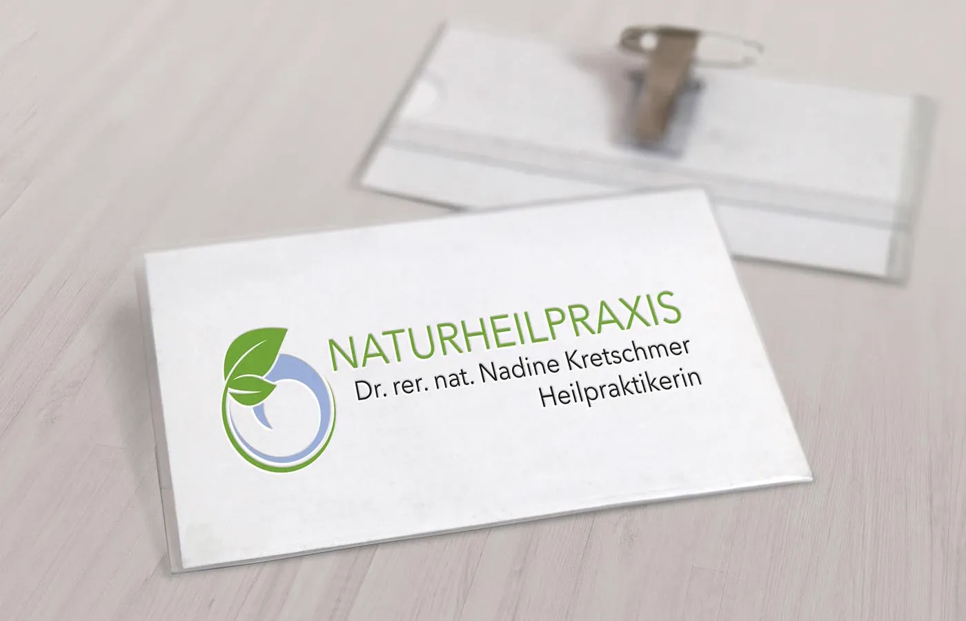 Mockup Logo Naturheilpraxis Nadine Kretschmer in Form einer Namenskarte