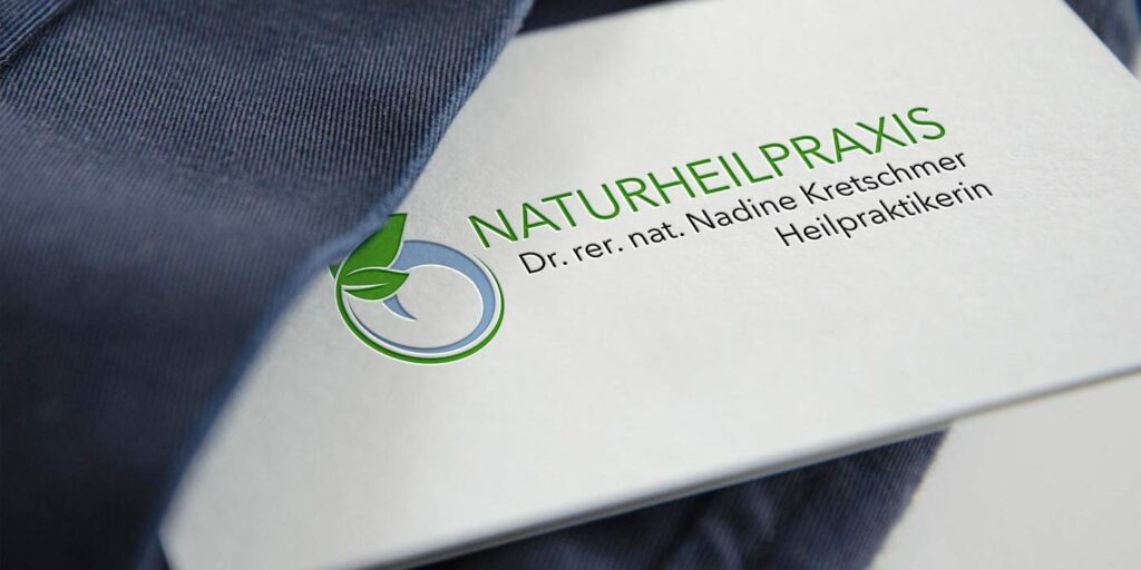 Mockup Logo Naturheilpraxis Nadine Kretschmer in Form einer Visitenkarte