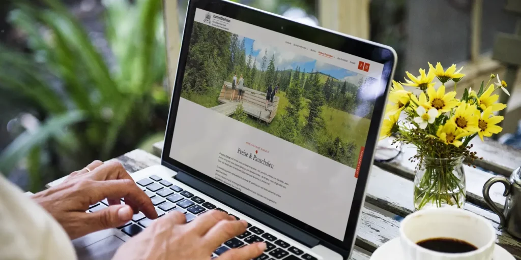 Person arbeitet am Laptop auf der Website von Kornreither