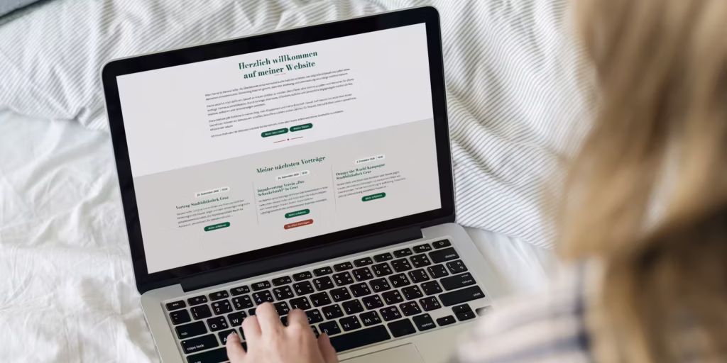 Dame mit Laptop in Nahaufnahme mit der geöffneten Wut-Mut Website