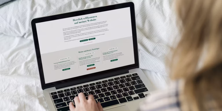 Dame mit Laptop in Nahaufnahme mit der geöffneten Wut-Mut Website